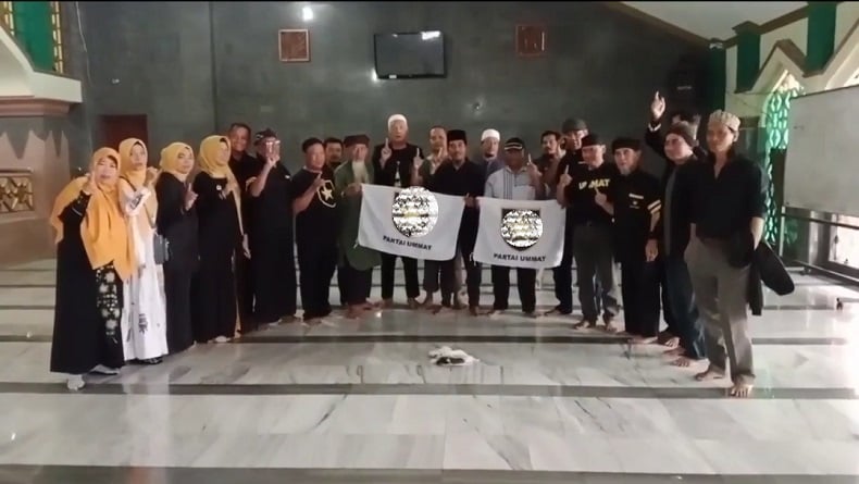Heboh Kader Bentangkan Bendera Partai di Masjid Raya At-Taqwa Cirebon, DKM Keberatan