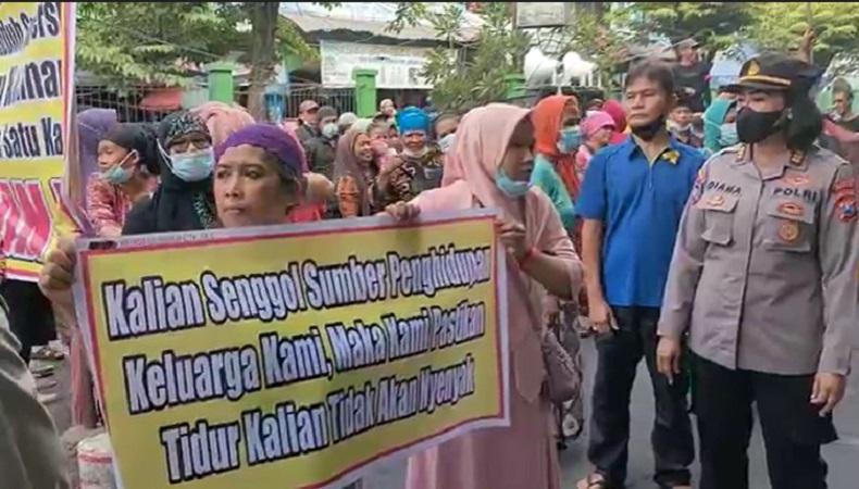 Tolak Relokasi, Ratusan Pedagang Pasar Larangan Sidoarjo Blokade Jalan