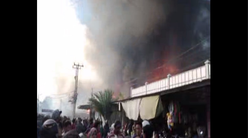 Kebakaran Hebat Landa Pasar Baru Sentani, Puluhan Kios Dilalap Api