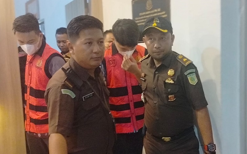 title Tilap Uang Nasabah Rp1,3 Miliar, 3 Pegawai Bank Cabang OKU Selatan Ditahan Jaksa Tilap Uang Nasabah Rp1,3 Miliar, 3 Pegawai Bank Cabang OKU Selatan Ditahan Jaksa