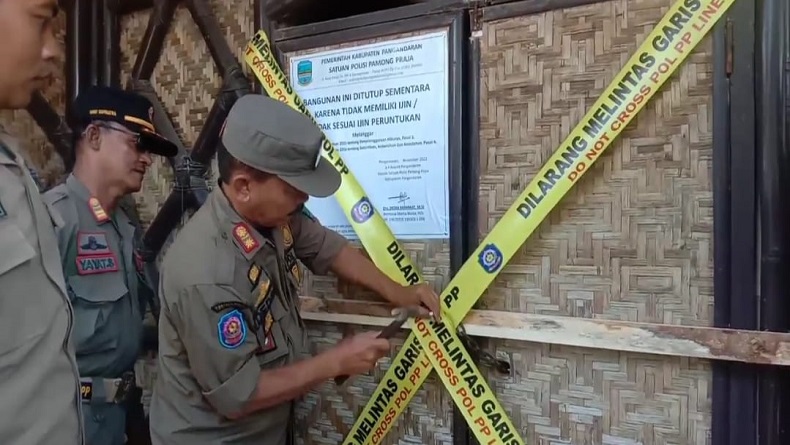 Pascacekcok Bupati dengan Warga, Warem di Pangandaran Disegel Palang Kayu