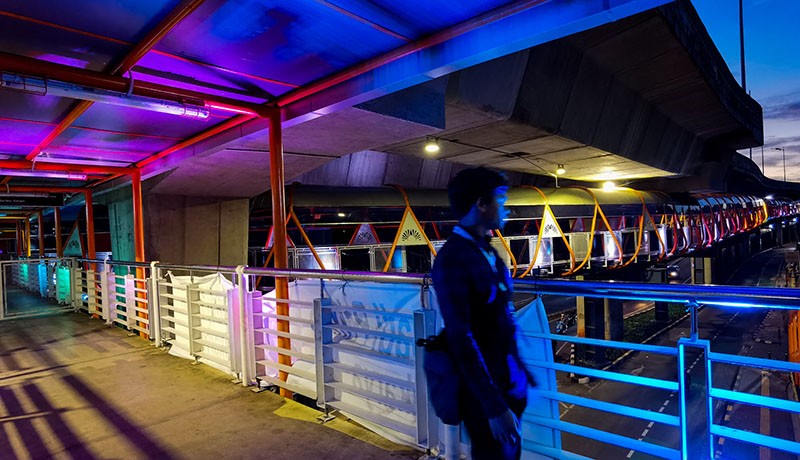 Warna-warni Skywalk Penghubung Stasiun-Halte di Kebayoran Lama Jaksel - Bagian 3