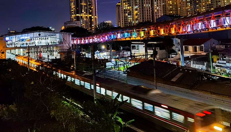 Warna-warni Skywalk Penghubung Stasiun-Halte di Kebayoran Lama Jaksel - Bagian 2