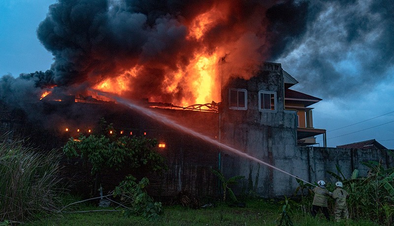 Kebakaran Pabrik Tiner Disertai Ledakan di Semarang, Asap Hitam Membubung Tinggi - Bagian 3