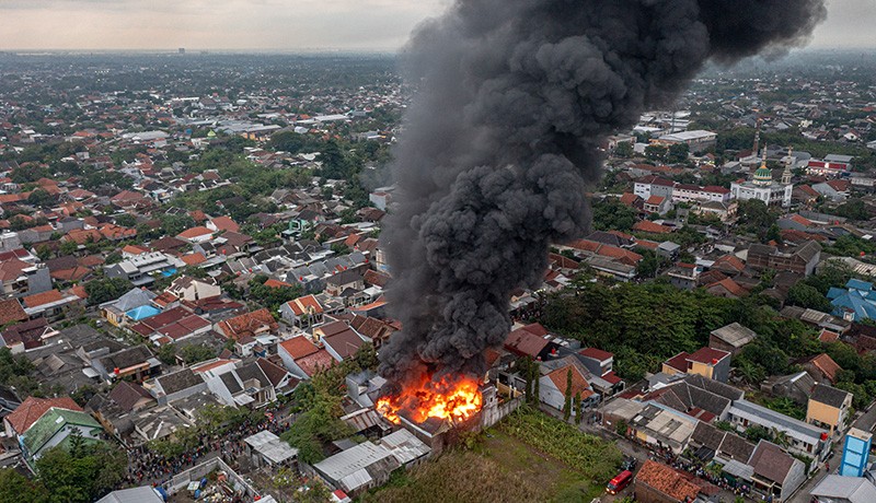 Kebakaran Pabrik Tiner Disertai Ledakan di Semarang, Asap Hitam Membubung Tinggi - Bagian 1