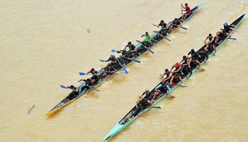 Lomba Pacu Perahu Naga di Sungai Batanghari - Bagian 3