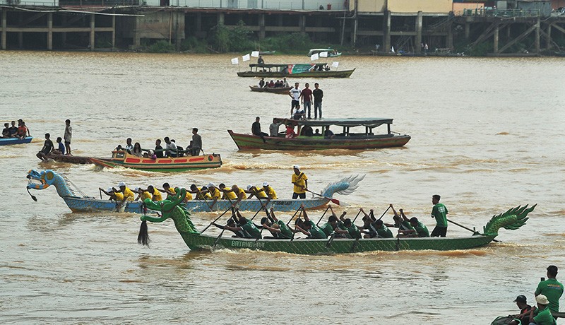 Lomba Pacu Perahu Naga di Sungai Batanghari - Bagian 2