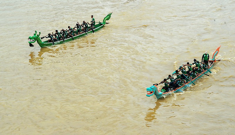 Lomba Pacu Perahu Naga di Sungai Batanghari - Bagian 1