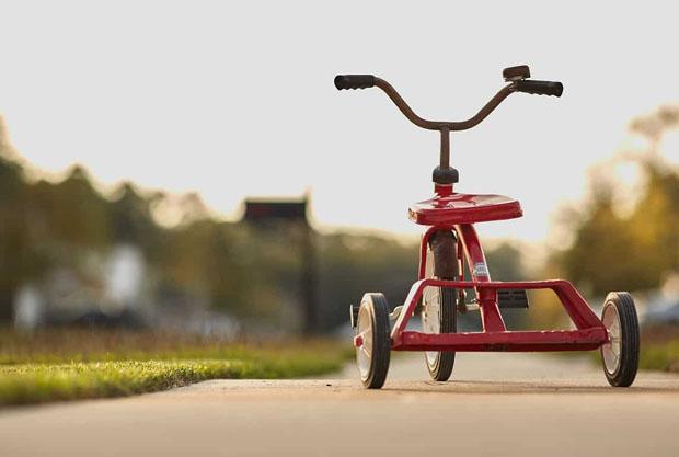 Nahas, Balita 3 Tahun Ini Tertabrak Motor saat Bermain Sepeda di Jalan Raya