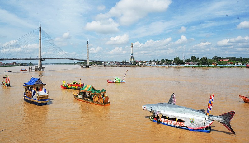 Lomba Perahu Hias di Sungai Batanghari Jambi - Bagian 1