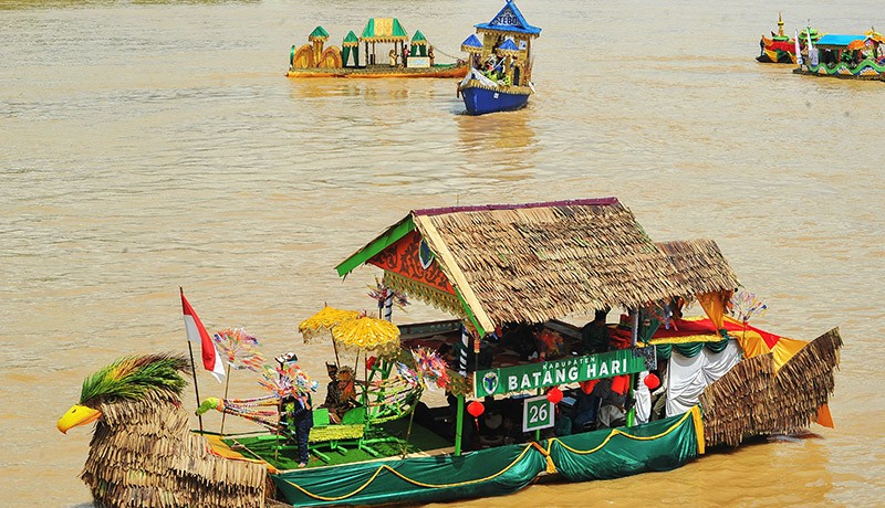 Lomba Perahu Hias di Sungai Batanghari Jambi - Bagian 2