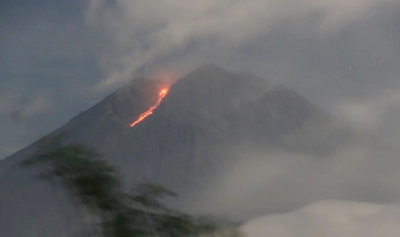 Gunung Semeru Lontarkan Lava Pijar 800 Meter, Status Masih Siaga 