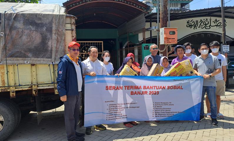 Komunitas Pebisnis Berikan Bantuan Sosial ke Warga Terdampak Banjir di Semarang