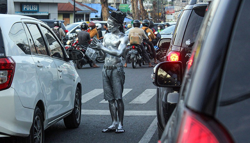 MUI Sumut Keluarkan Fatwa Haram untuk Manusia Silver - Bagian 1
