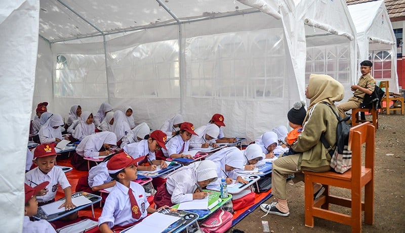 Hari Pertama Sekolah Siswa Korban Gempa Cianjur di Tenda Darurat - Bagian 1