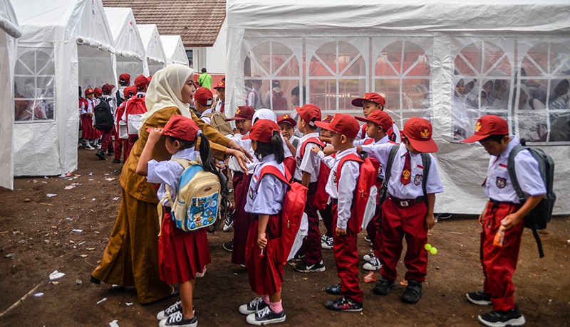 Hari Pertama Sekolah Siswa Korban Gempa Cianjur di Tenda Darurat - Bagian 3