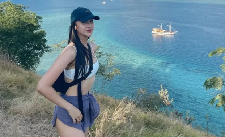 5 Potret Artis di Labuan Bajo, Nomor 3 Pamer Foto Bareng Komodo