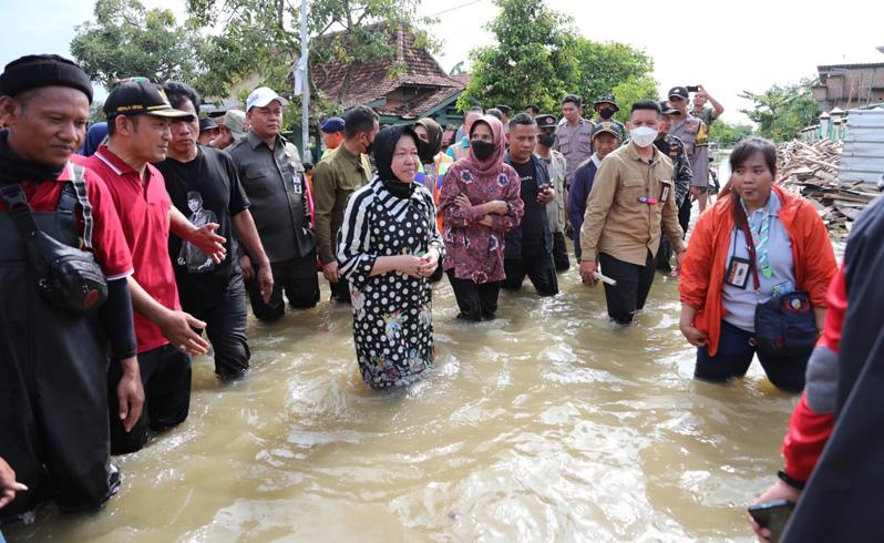  Naik Perahu Karet, Mensos Risma Sisir Daerah Terisolasi Banjir di Pati 