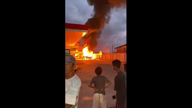Minibus Terbakar usai Isi BBM di SPBU Maros, Diduga Korsleting Listrik