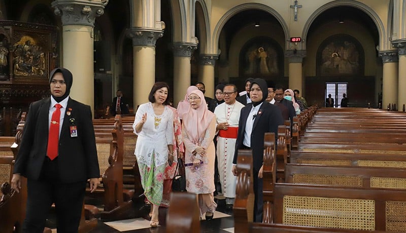 Istri PM Malaysia Azizah Anwar Ibrahim Kunjungi Masjid Istiqlal dan Gereja Katedral - Bagian 3