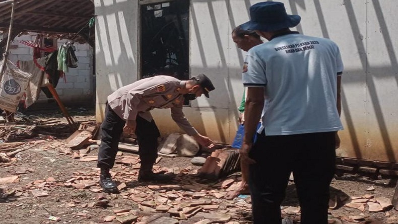 Angin Puting Beliung Terjang Permukiman di Karawang, 14 Rumah Rusak