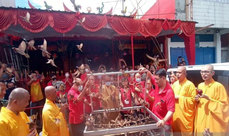 Ritual Tolak Bala Jelang Imlek, Penganut Konghucu di Solo Lepas Burung dan Ikan