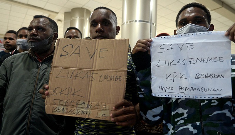 Lukas Enembe Transit di Manado, Bandara Sam Ratulangi Diperketat - Bagian 2