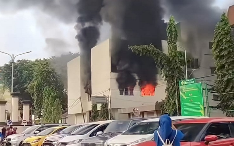 Gedung Baru Politeknik Negeri Sriwijaya Terbakar, Mahasiswa Berhamburan 