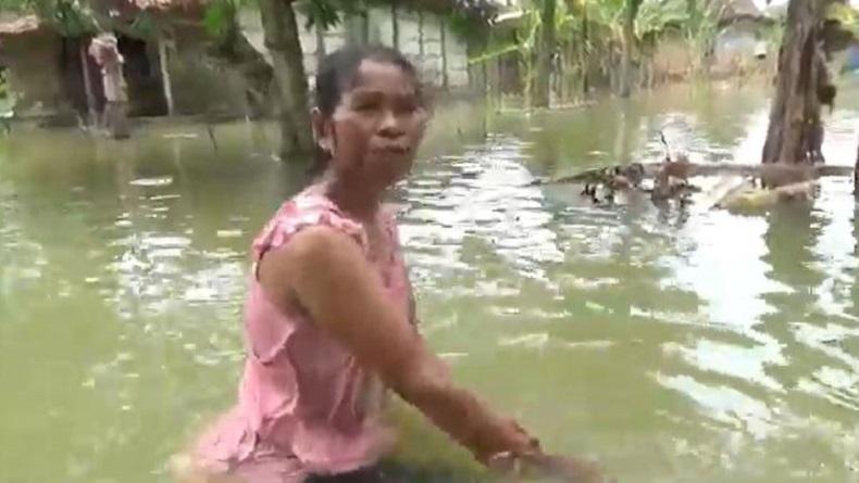 Korban Banjir di Grobogan Pakai Air Kotor untuk Mandi