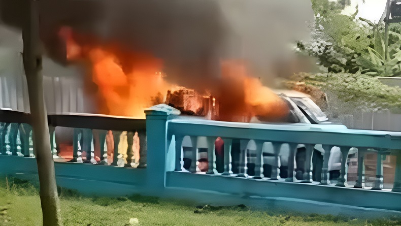 Mobil Es Krim Terbakar Hebat di Depan SDN Cinangsi Subang, Ratusan Murid Panik