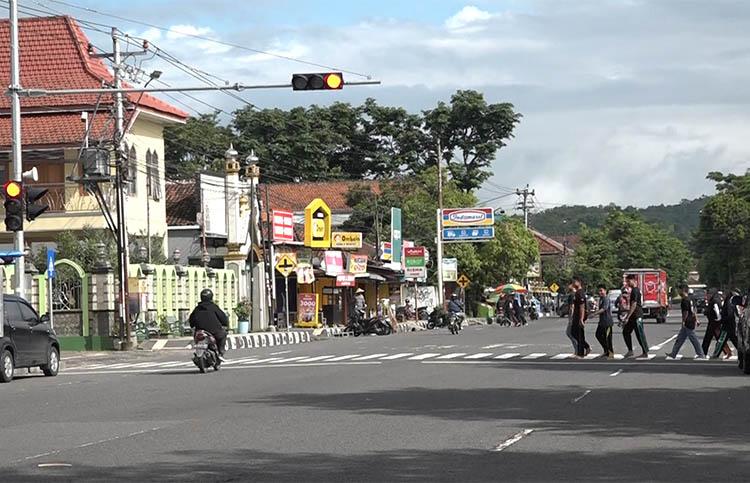Pemkab Kebumen Pasang 2 Pelican Crossing di Jalan Raya Depan Masjid  