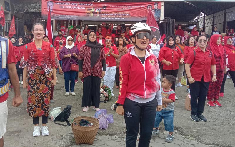 HUT ke-50 PDIP, Ratusan Emak-emak Salatiga Gelar Upacara di Pasar Blauran