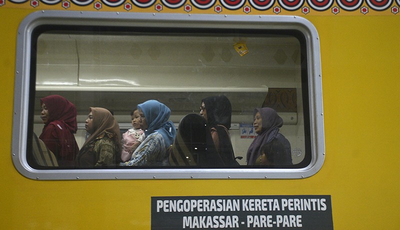 Antusiasme Warga Naik Kereta Api Makassar-Pare Pare, Tarif Gratis - Bagian 1
