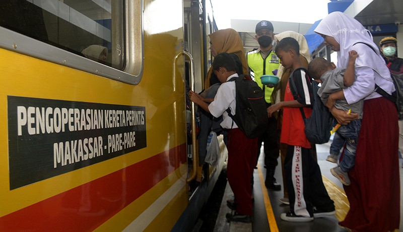 Antusiasme Warga Naik Kereta Api Makassar-Pare Pare, Tarif Gratis - Bagian 2