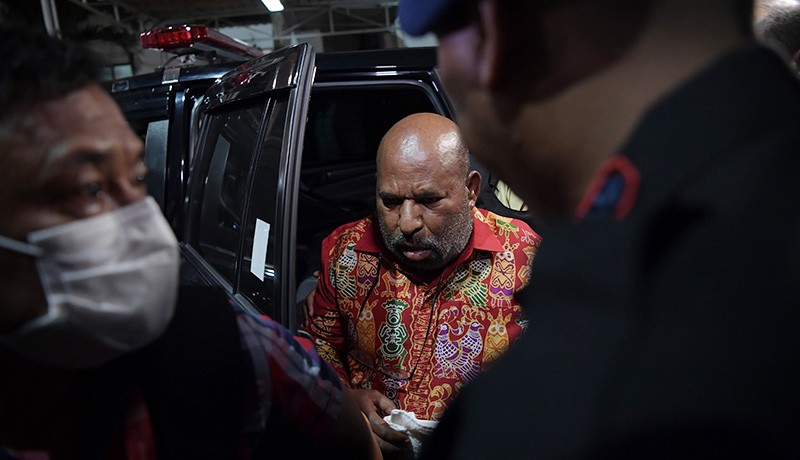 Penampakan Lukas Enembe Dibawa ke RSPAD usai Ditangkap KPK - Bagian 2