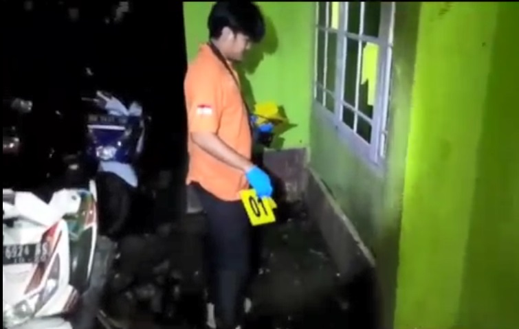 title Asrama Mahasiswa di Makassar Dilempar Bom Molotov oleh OTK, 1 Mahasiswi Terluka Asrama Mahasiswa di Makassar Dilempar Bom Molotov oleh OTK, 1 Mahasiswi Terluka