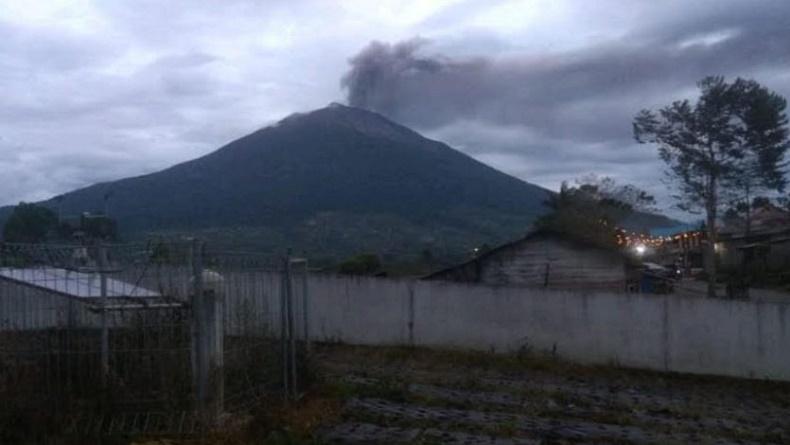 title Gunung Kerinci Erupsi, Keluarkan Abu Vulkanik Setinggi 900 Meter Gunung Kerinci Erupsi, Keluarkan Abu Vulkanik Setinggi 900 Meter