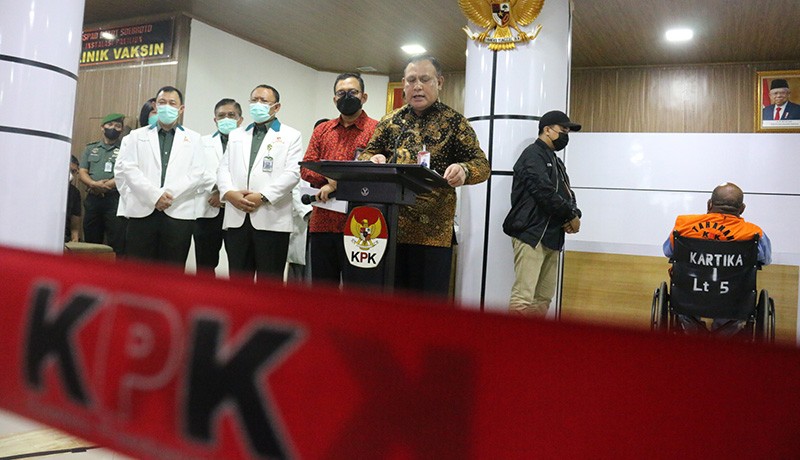 Lukas Enembe Pakai Rompi Tahanan KPK, Diborgol hingga Gunakan Kursi Roda - Bagian 5