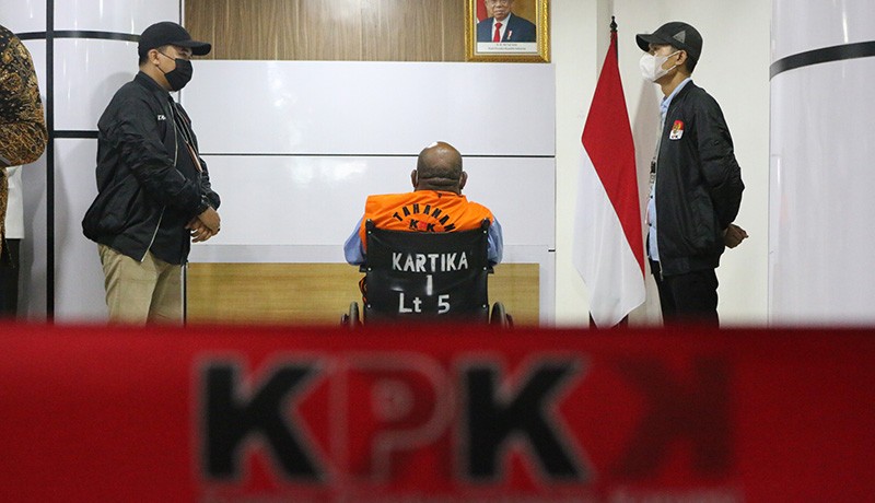 Lukas Enembe Pakai Rompi Tahanan KPK, Diborgol hingga Gunakan Kursi Roda - Bagian 4
