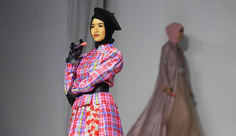 IFC Jakarta Designers Tampilkan Busana Colorfull - Bagian 3