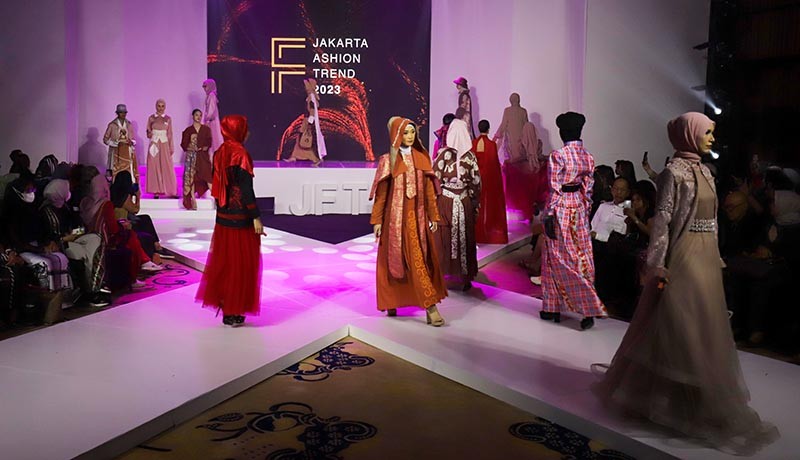 IFC Jakarta Designers Tampilkan Busana Colorfull - Bagian 2