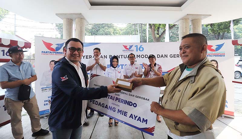 Partai Perindo Berikan 2 Gerobak UMKM Gratis dan Modal Usaha - Bagian 1