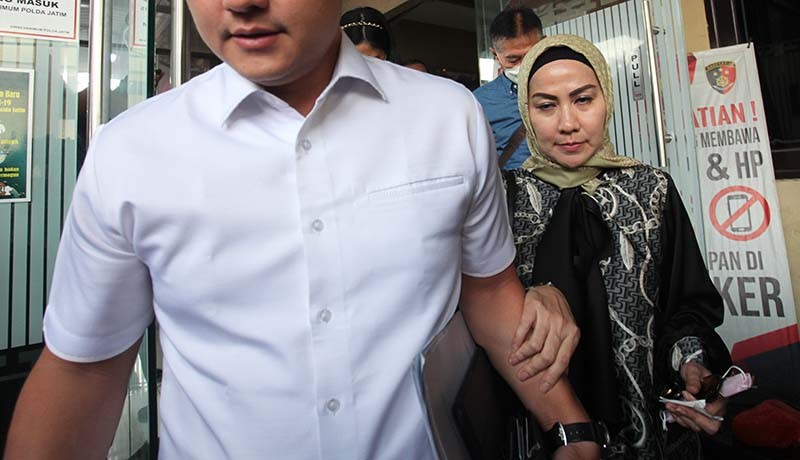 Venna Melinda Datangi Polda Jawa Timur - Bagian 3