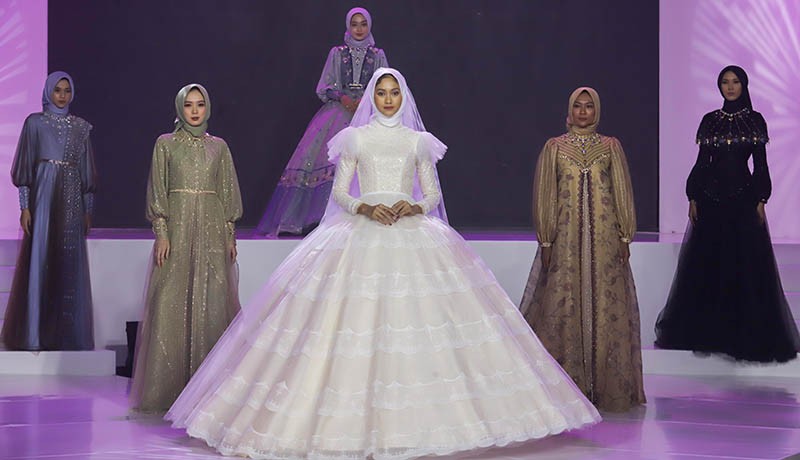 Sanic Alexander Pamerkan Koleksi Gaun Muslim Hijab di JFT 2023 - Bagian 1