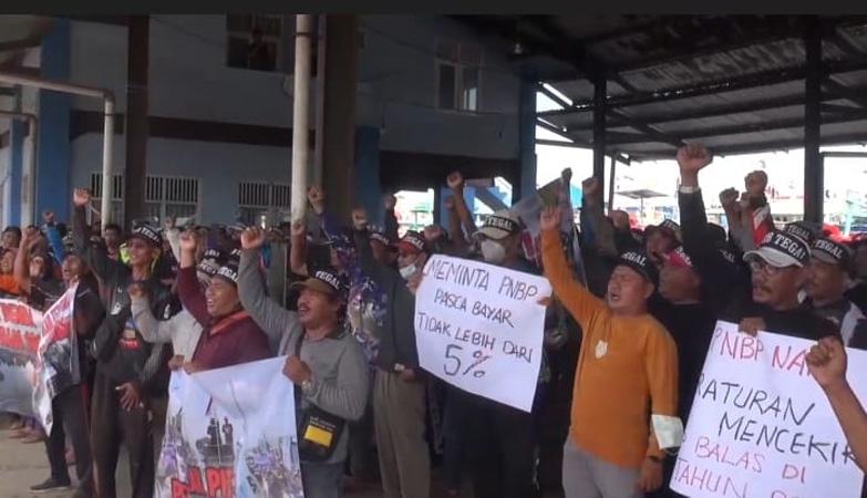  Ribuan Nelayan Pantura Tegal Demo Tolak Pungutan PNBP 10 Persen per Trip