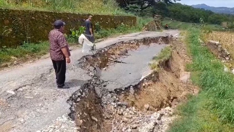Diguyur Hujan Deras, Jalan Penghubung Blora-Pati Longsor