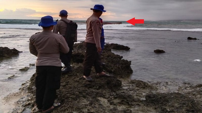 title Kapal Karam Tiba-Tiba Muncul di Pantai Cidaun Cianjur, Ini Kata Polisi  Kapal Karam Tiba-Tiba Muncul di Pantai Cidaun Cianjur, Ini Kata Polisi