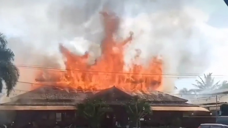 RM Ampera Jalan Soekarno-Hatta Bandung Terbakar Hebat