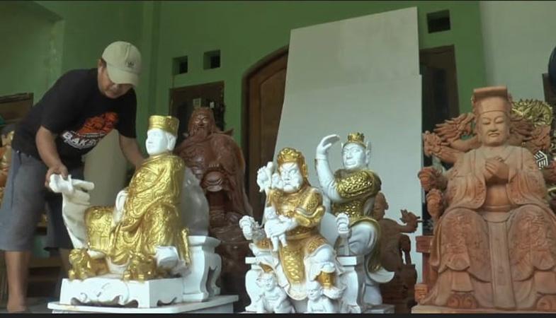 title  Sempat Sepi akibat Pandemi, Perajin Patung Dewa di Jepara Banjir Pesanan jelang Imlek  Sempat Sepi akibat Pandemi, Perajin Patung Dewa di Jepara Banjir Pesanan jelang Imlek