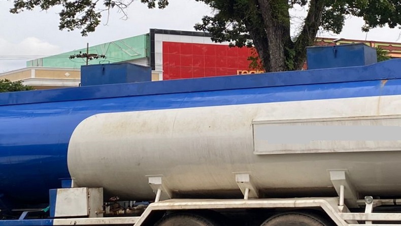Mobil Tangki Ditinggal Sopir di Pinggir Jalan Jambi, Diduga Angkut BBM Ilegal